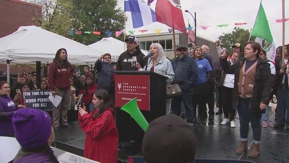 Advocacy groups rally for work permits for Chicago migrants