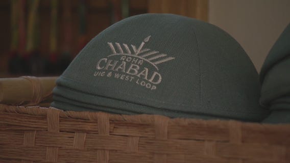 Chicago student supporters of Israel gather to offer prayers and support amid war