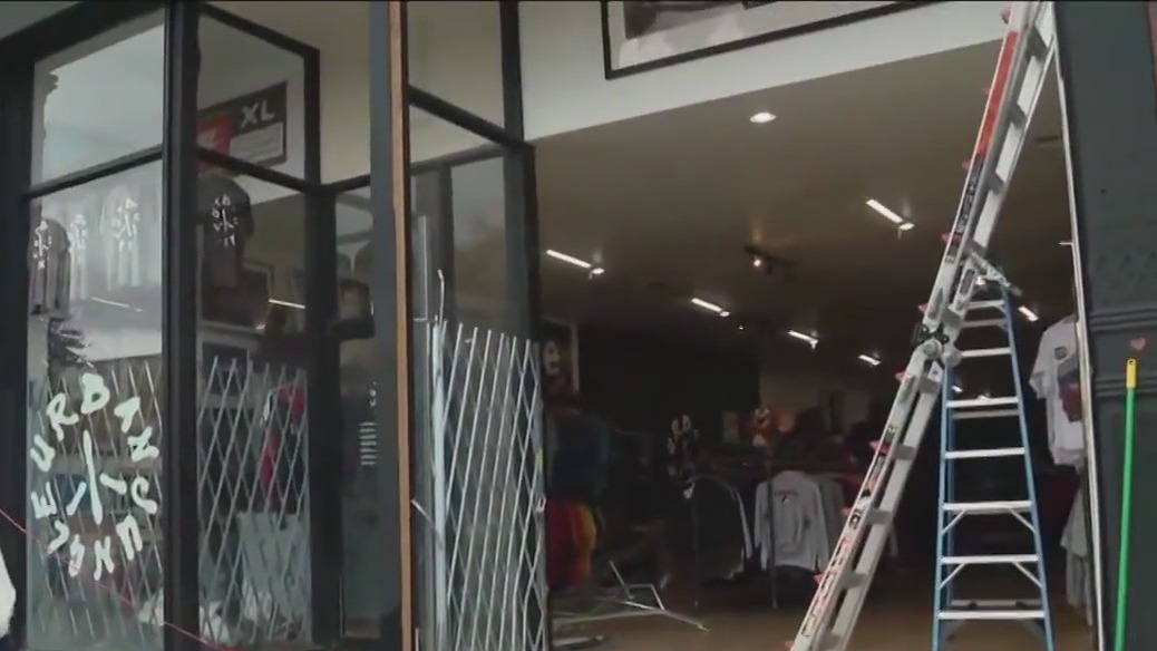 Chicago clothing store targeted by thieves in crash-and-grab burglary