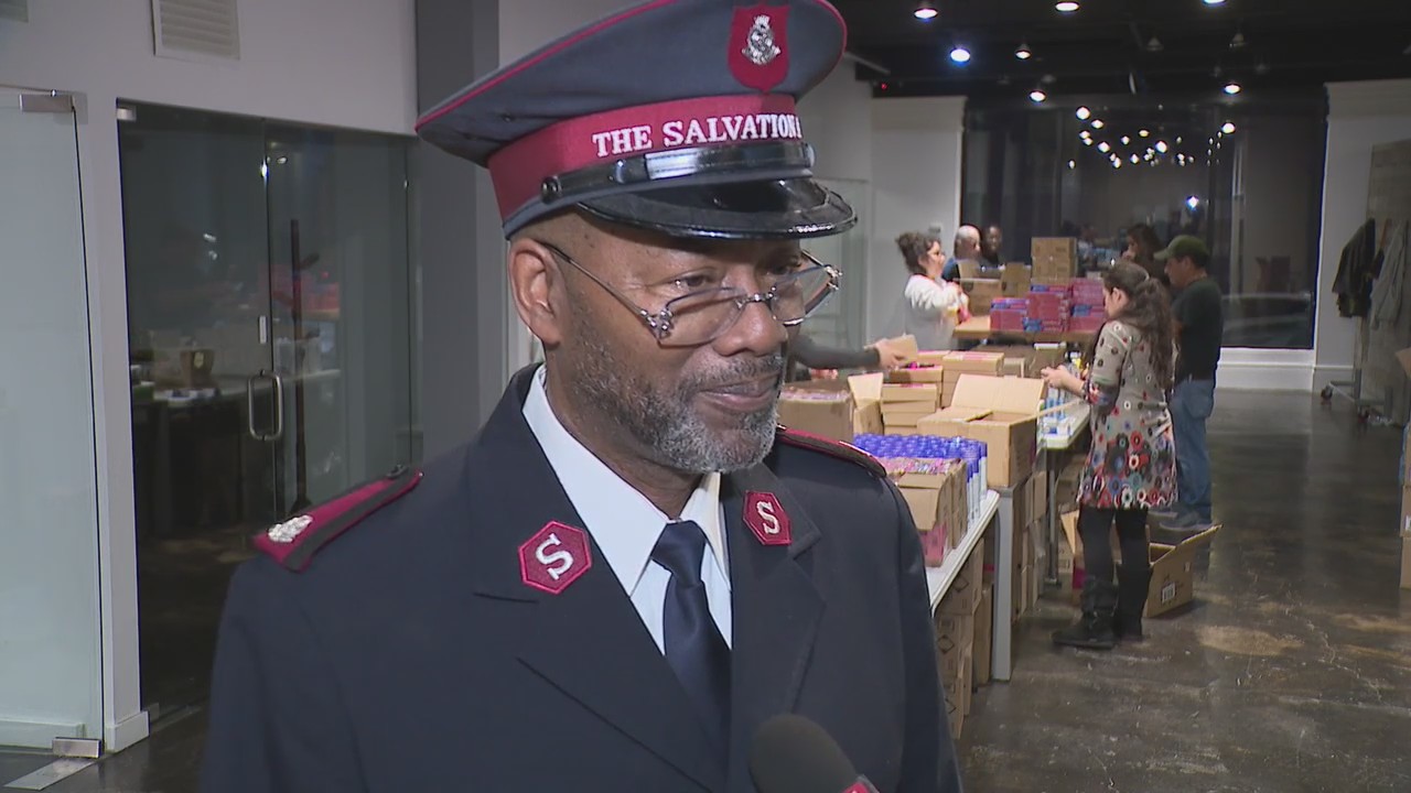 Chicago volunteers assemble kits for migrants