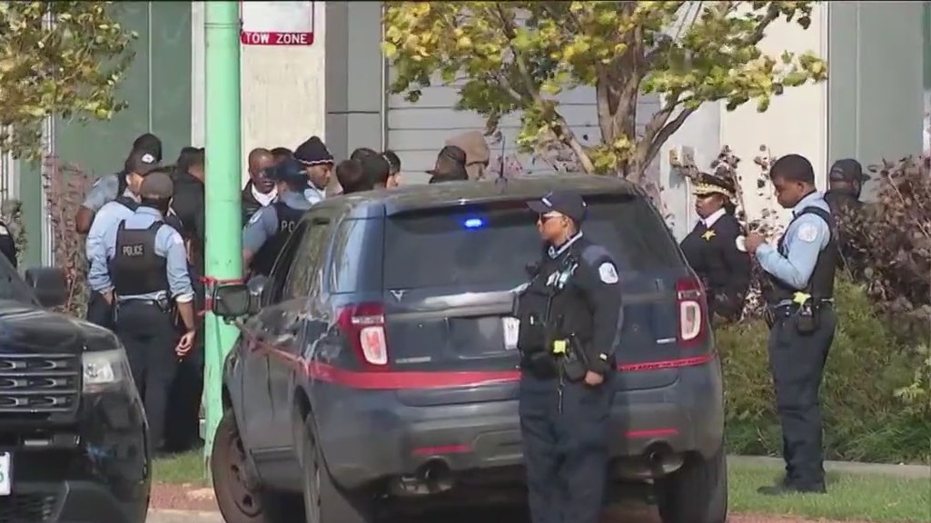 Suspect killed, Chicago cop wounded in exchange of gunfire