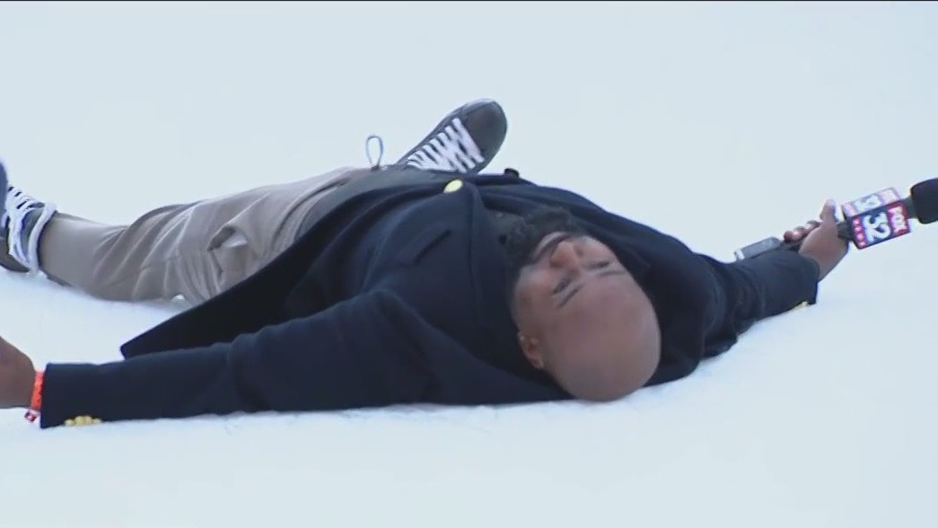 Ice skating returns to Chicago's Millennium Park