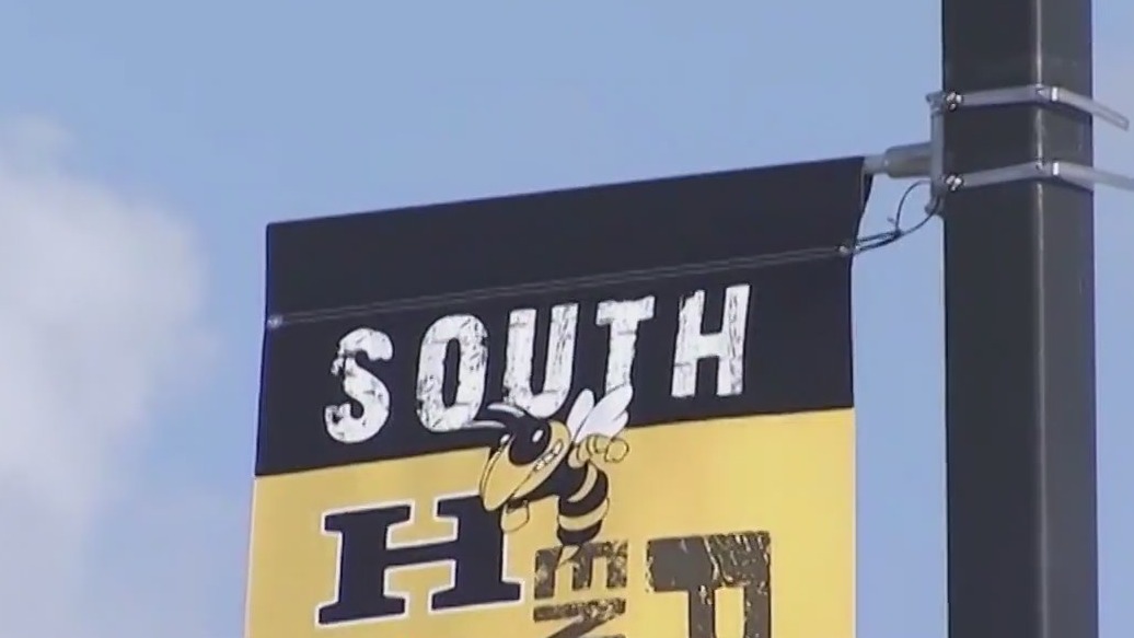 Hinsdale South senior returns to basketball team after mom's lawsuit