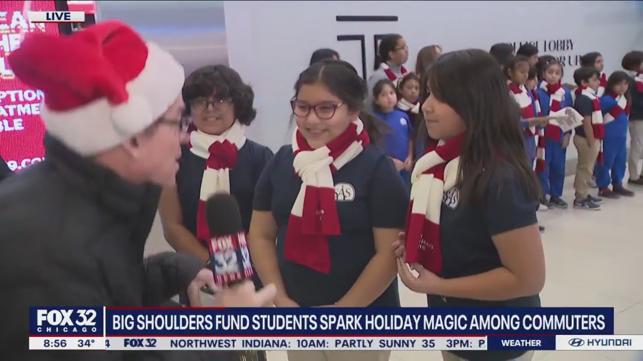 Chicago students spread holiday cheer for commuters