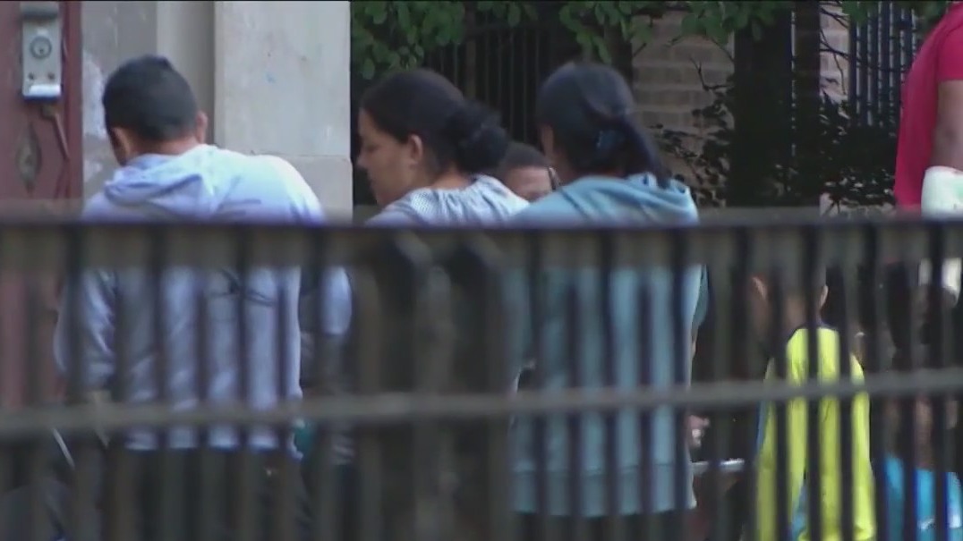 Migrants in Chicago: Calls for city officials to resign over Brighton Park encampment