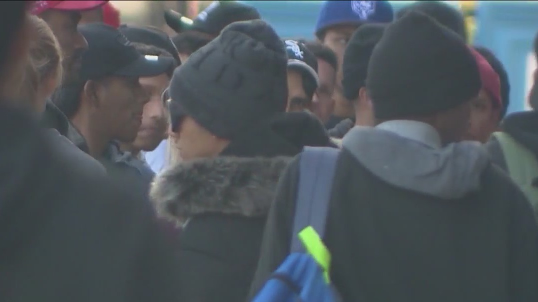 Work permit program for migrants launched in Chicago