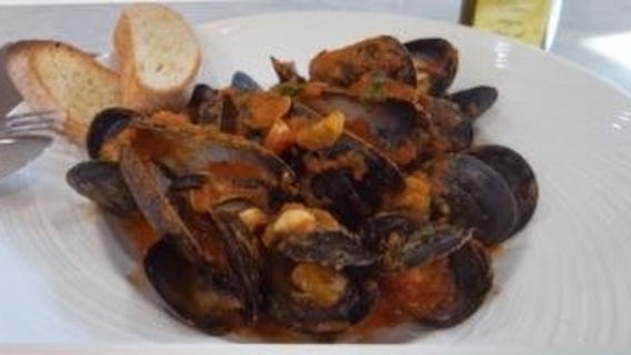 Holiday Helpings: Mussels with Tomato Sauce