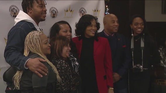 Bears players spread holiday cheer to fans across Chicagoland