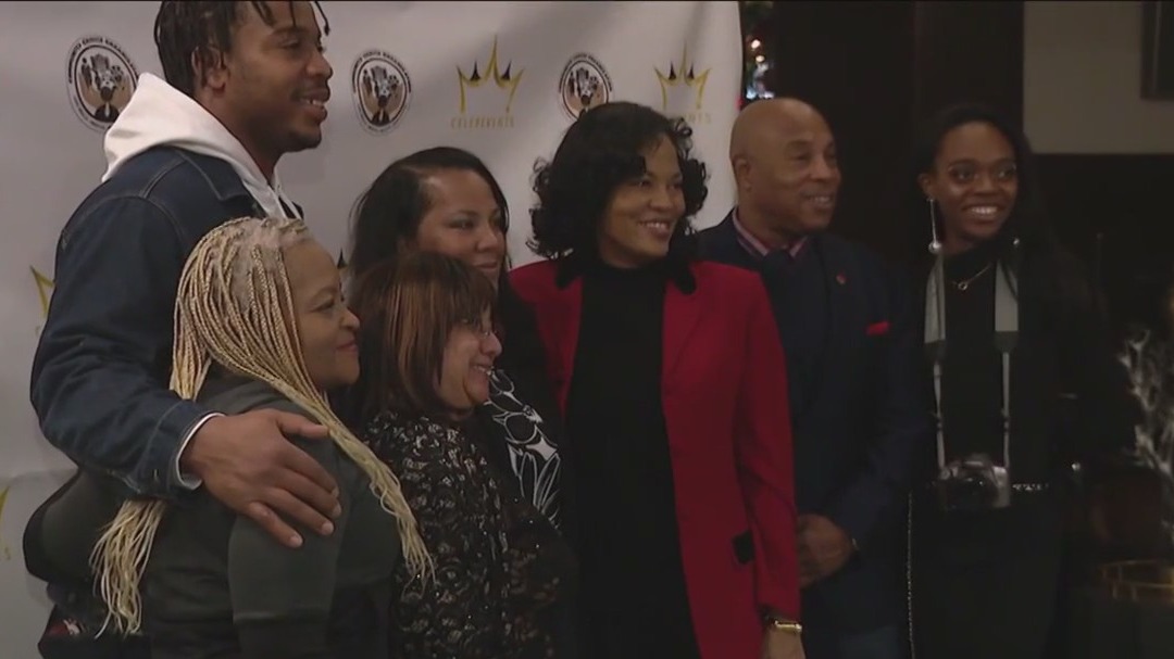 Bears players spread holiday cheer to fans across Chicagoland