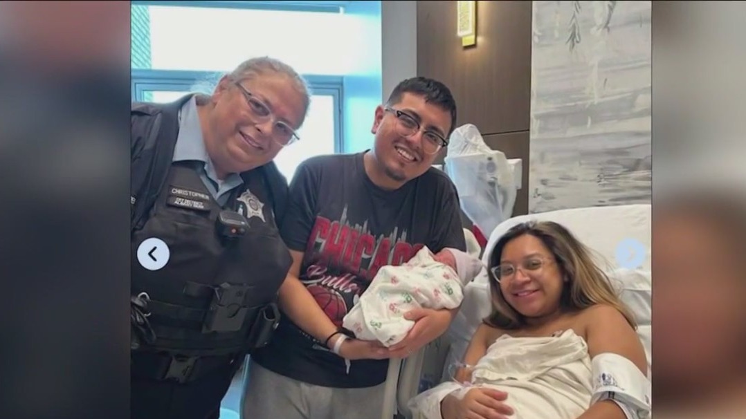 Chicago police officer helps deliver baby