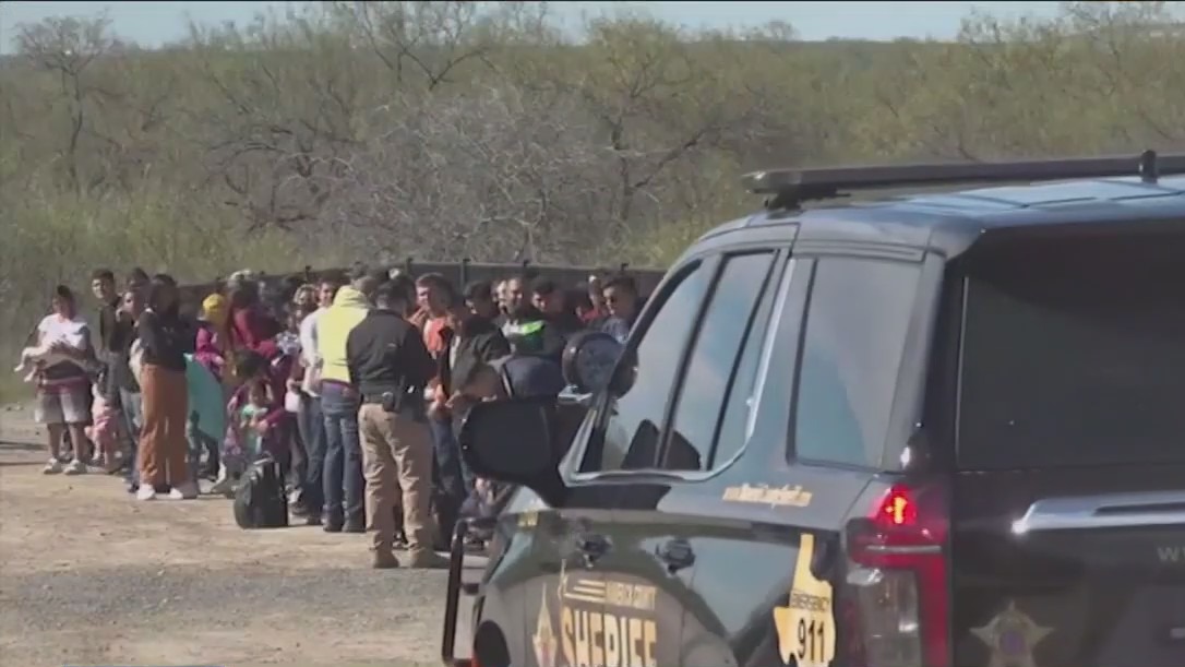 Illegal border crossings hit record high in December | FOX 32 Chicago