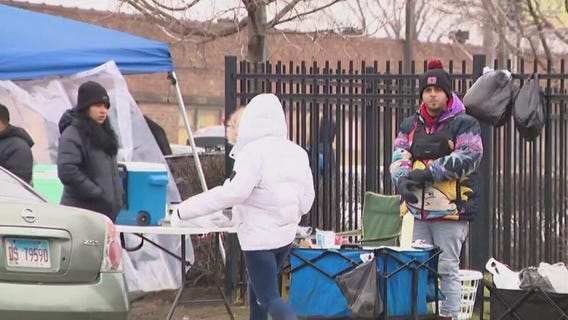 Warm meals provided to migrants in Chicago