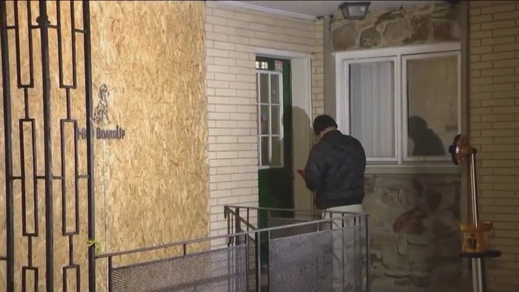 1 dead after fire breaks out at Hickory Hills apartment