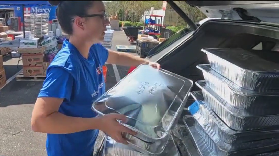 Volunteers bringing meals to hurricane victims