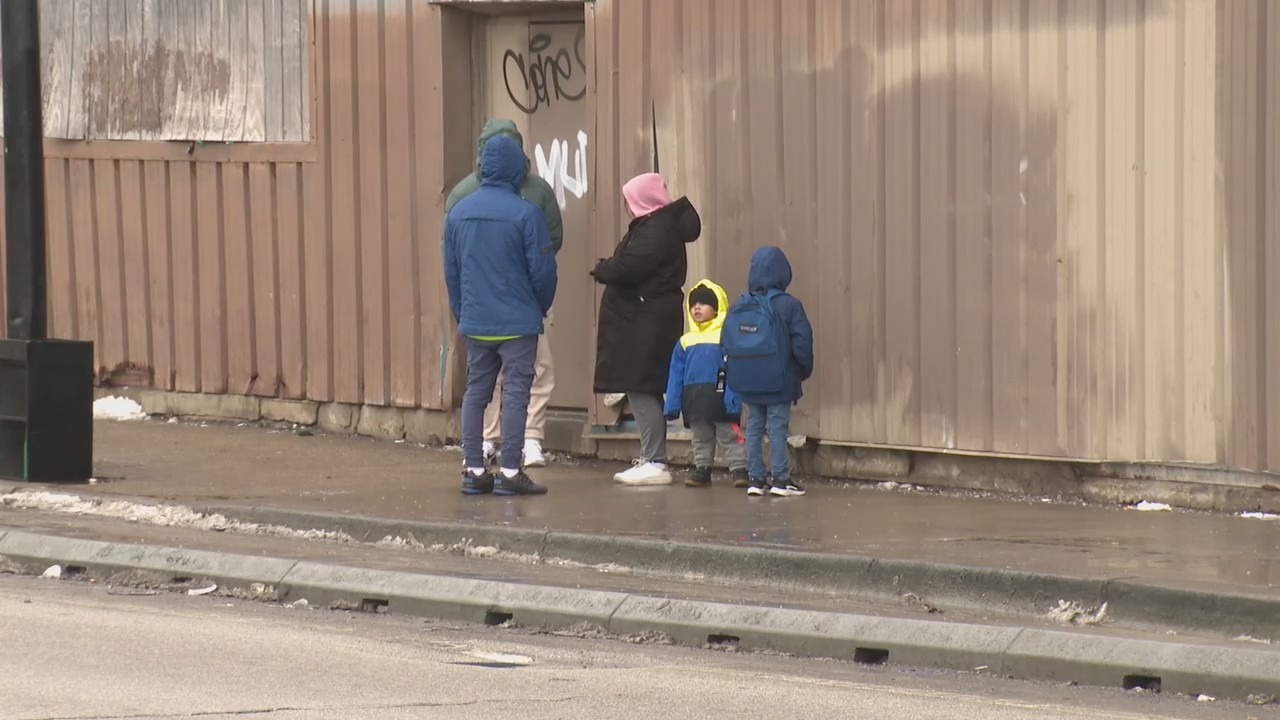 Chicago mayor hosts closed-door migrant meeting