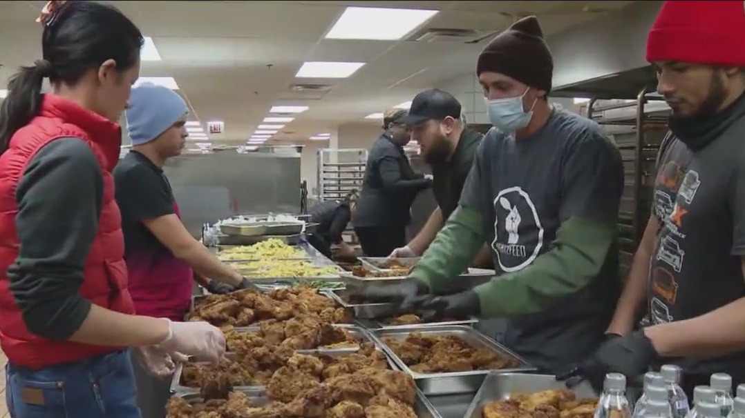 Venezuelan new arrivals join forces with Chicago nonprofit to tackle winter hunger