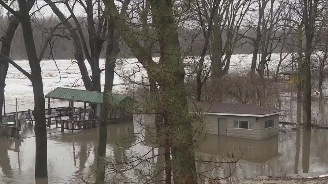 Flash flooding forces evacuations in southwestern Will County along Kankakee River