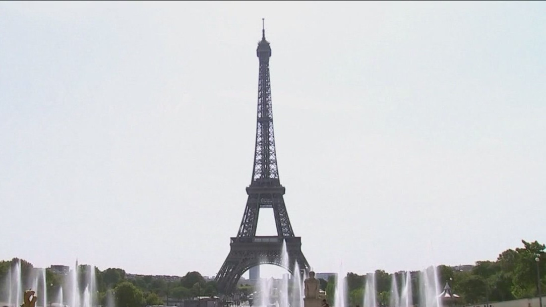 Eiffel Tower workers vote to extend strike