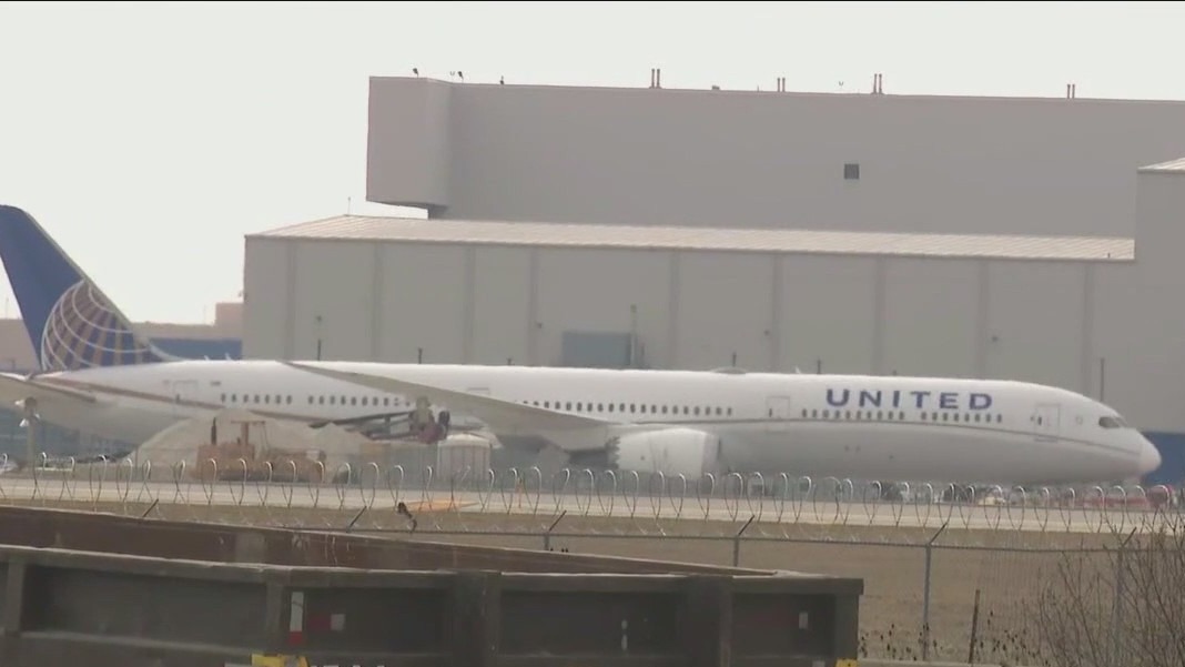 United flight diverts to Chicago after reported bomb threat