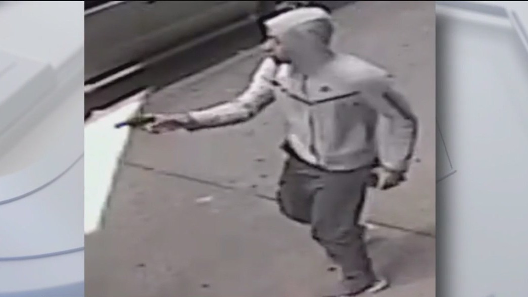 Bronx robbery: Man shot in head, cellphone stolen