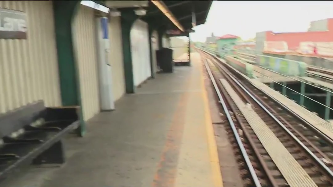 18-year-old pushed onto Queens subway tracks