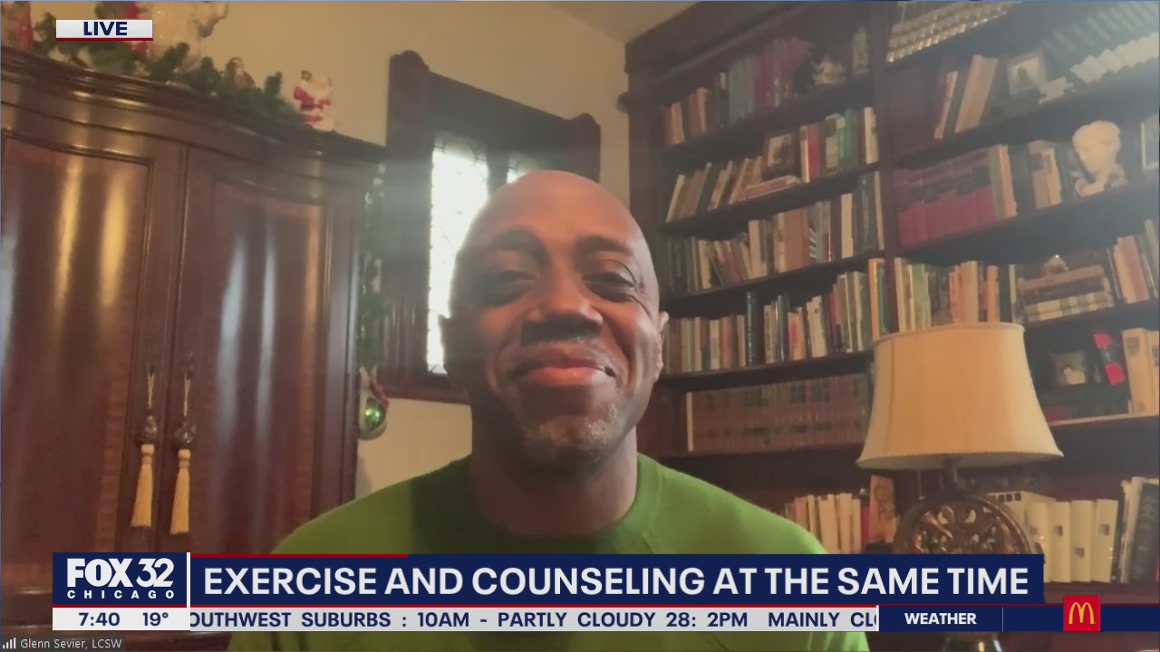 Walk and talk therapy helping Chicago residents get exercise, receive counseling