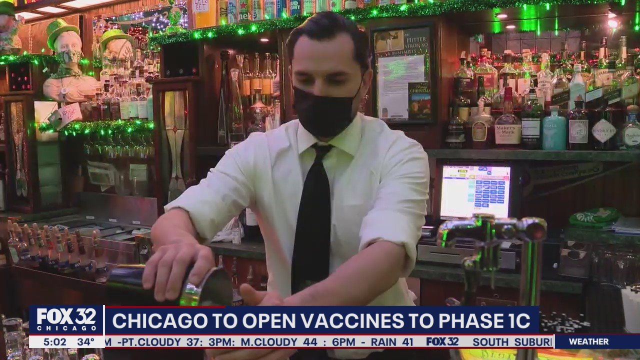 Chicago to open vaccine eligibility to Phase 1C, which includes restaurant and bar workers