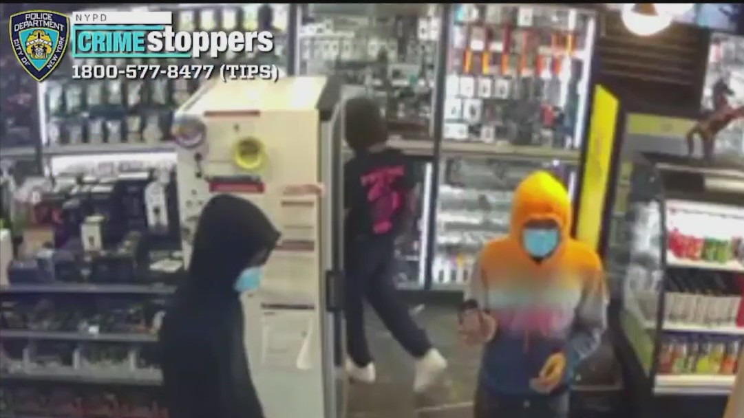 Nearly $2K stolen during smoke shop robbery