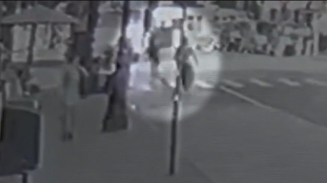 NYC crime: 2 slashed by suspect with scissors