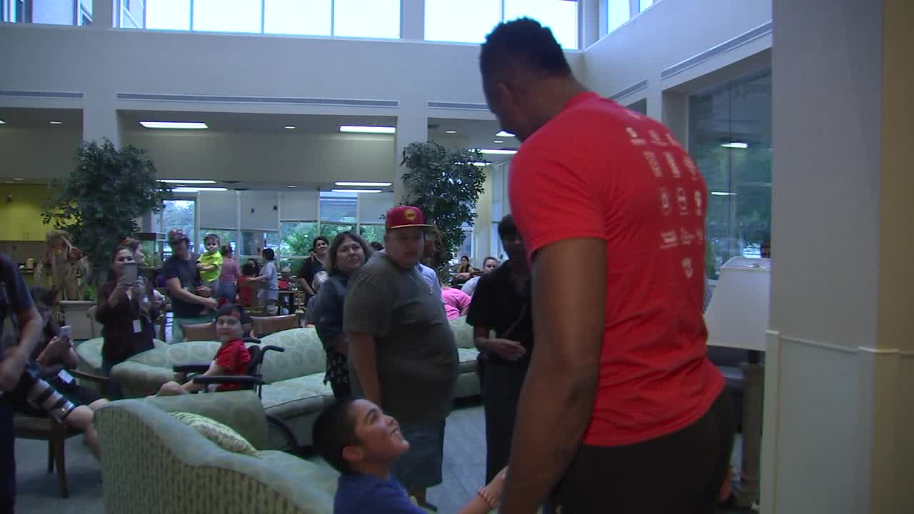 Dwight Howard gives back to Houston