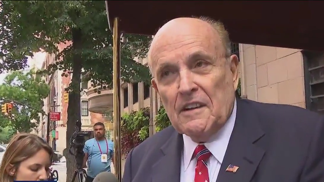 Giuliani makes his way to turn himself in