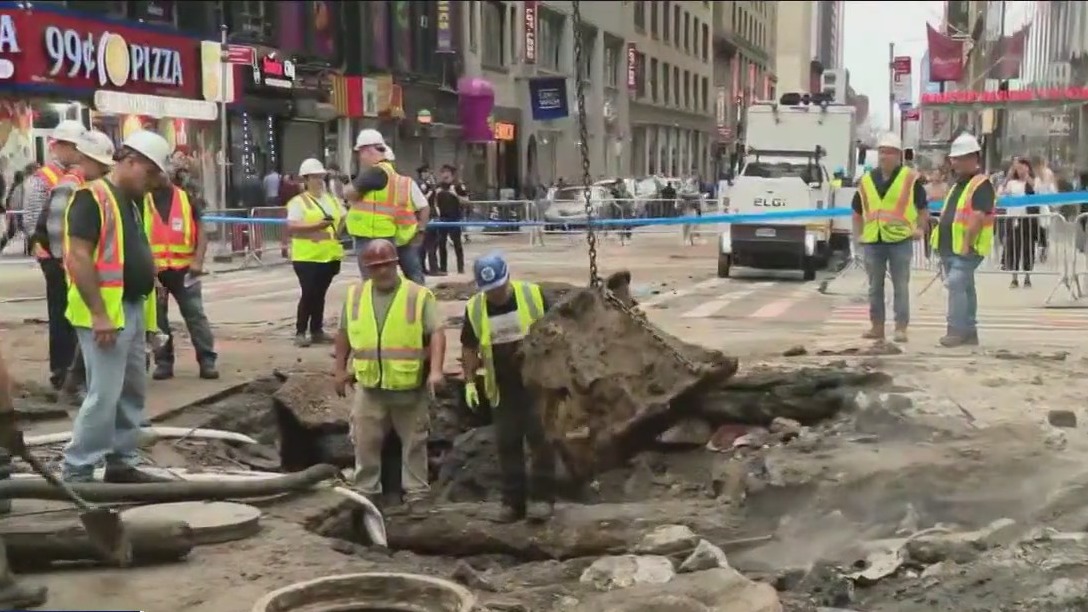 Crews at work repairing water main break in Midtown | FOX 5 New York
