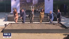 Obamas break ground on Chicago Presidential Center