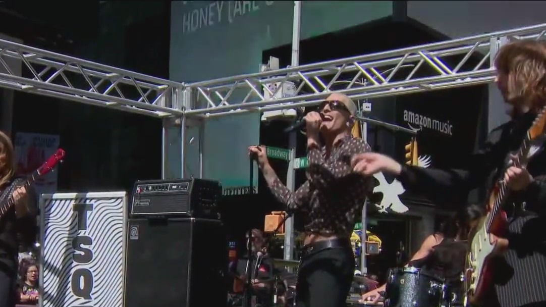 M?neskin pop up concert in Times Square