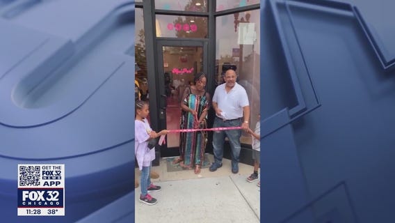 Chicago knitting shop helps make gloves for people in need