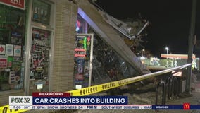 Car crashes into building in Oak Park