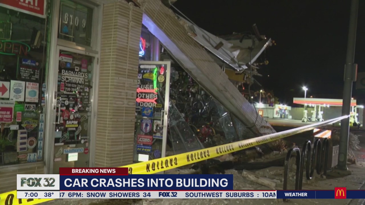 Car crashes into building in Oak Park