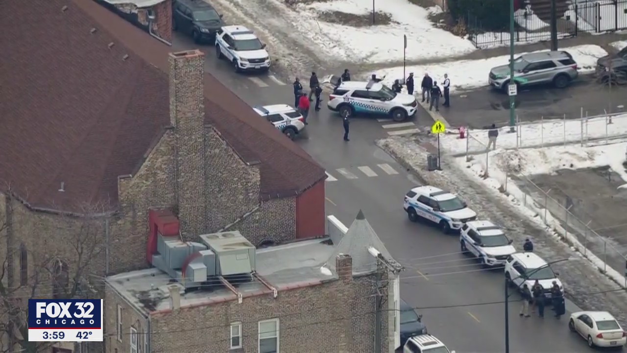 Shots fired at Chicago police prompts SWAT response | FOX 32 Chicago