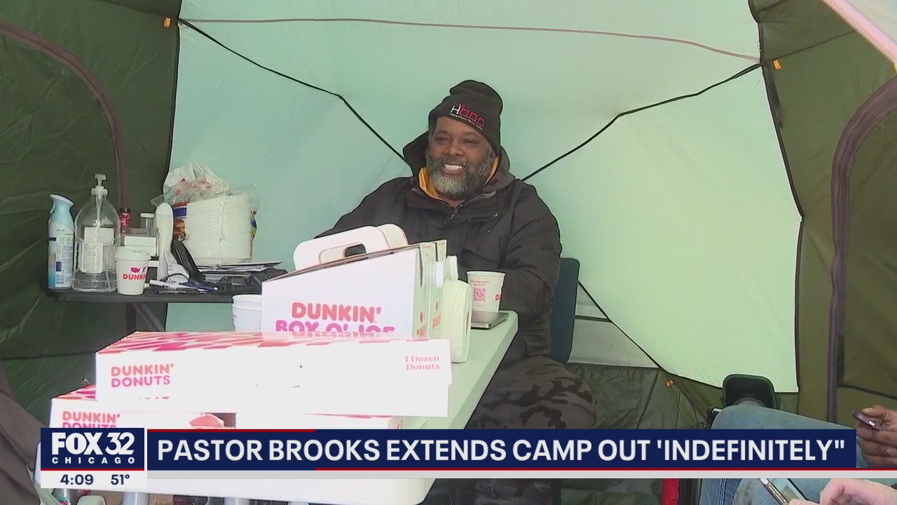 Chicago pastor extends camp out 'indefinitely' after spending 100 days on South Side rooftop