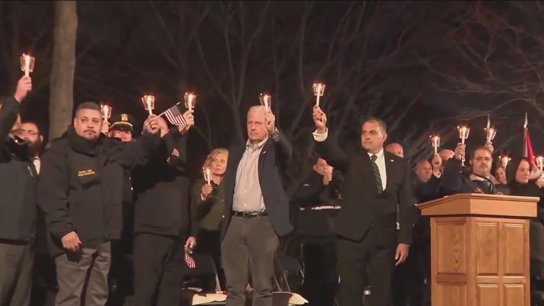 Candlelight vigil held for Officer Jonathan Diller