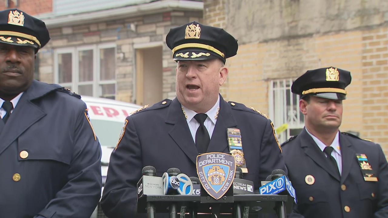 1 dead after police shoot 19-year-old in Queens