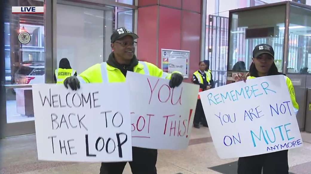 Commuters welcomed back to the Loop after years of working remote due to COVID