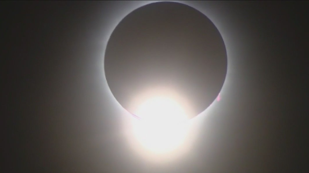 Total solar eclipse wows North America