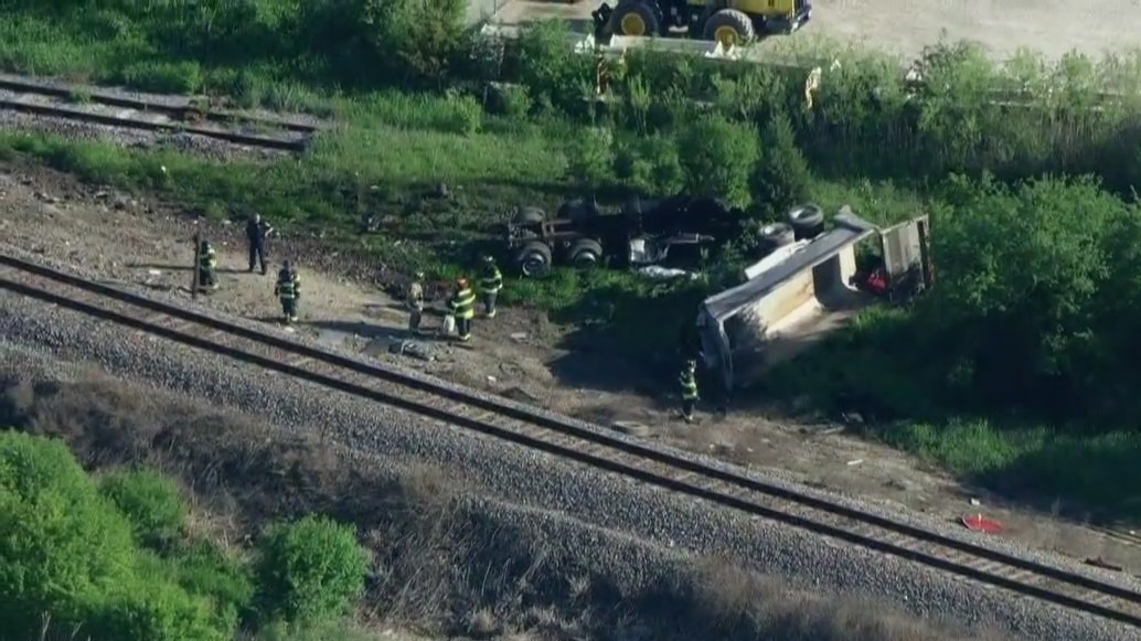 Truck driver killed as Metra train crashes into vehicle in Grayslake
