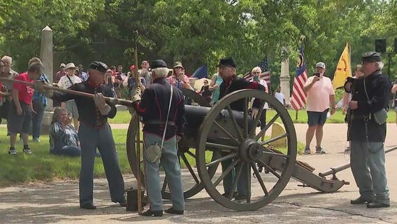 Memorial Day parade honors fallen veterans buried in Chicago cemetery from every single one of America's wars