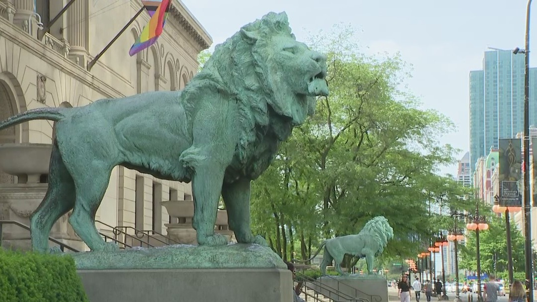 Art Institute lions to be deep-cleaned for first time in 21 years