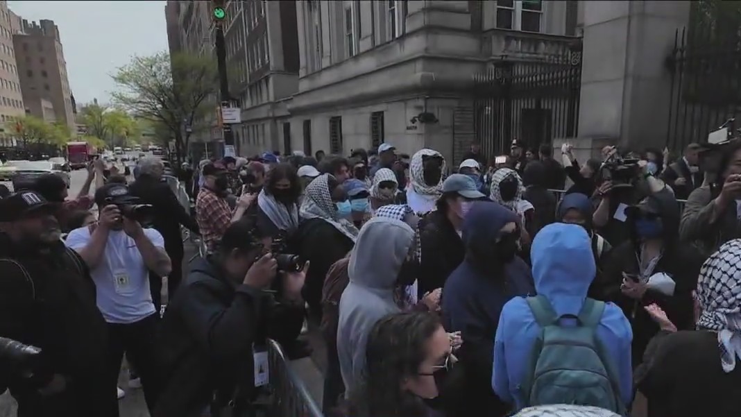 Columbia threatens protestors with expulsion