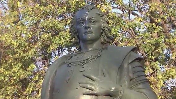 Lightfoot's monument commission recommends not returning Columbus statues to Grant Park and Little Italy