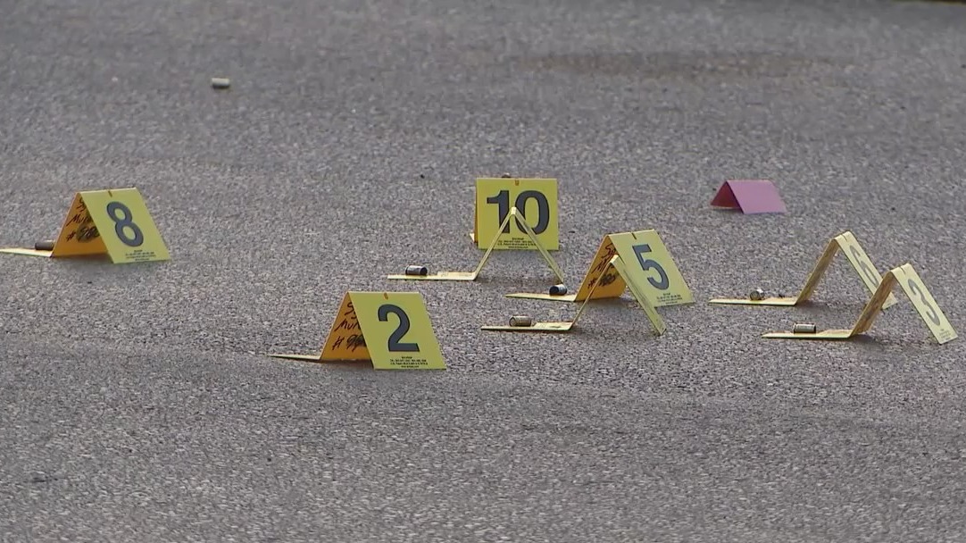 Gunman sought in Chicago shooting that wounded 7-year-old boy, two others