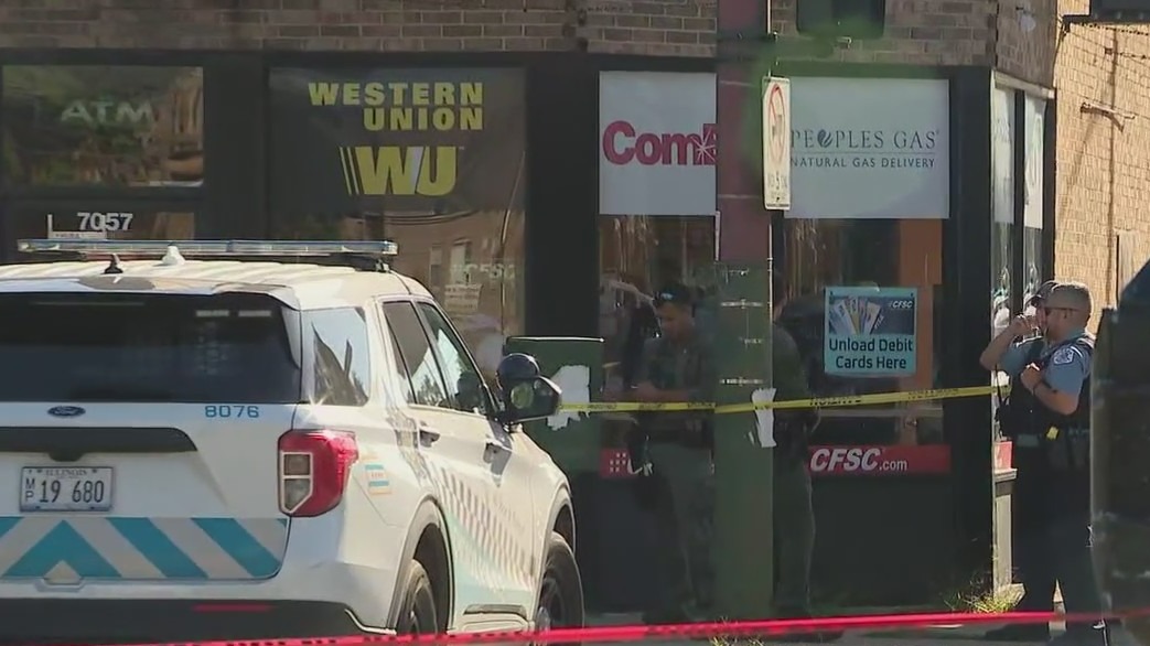 Retired Chicago police officer shot while trying to stop robbery at South Side currency exchange